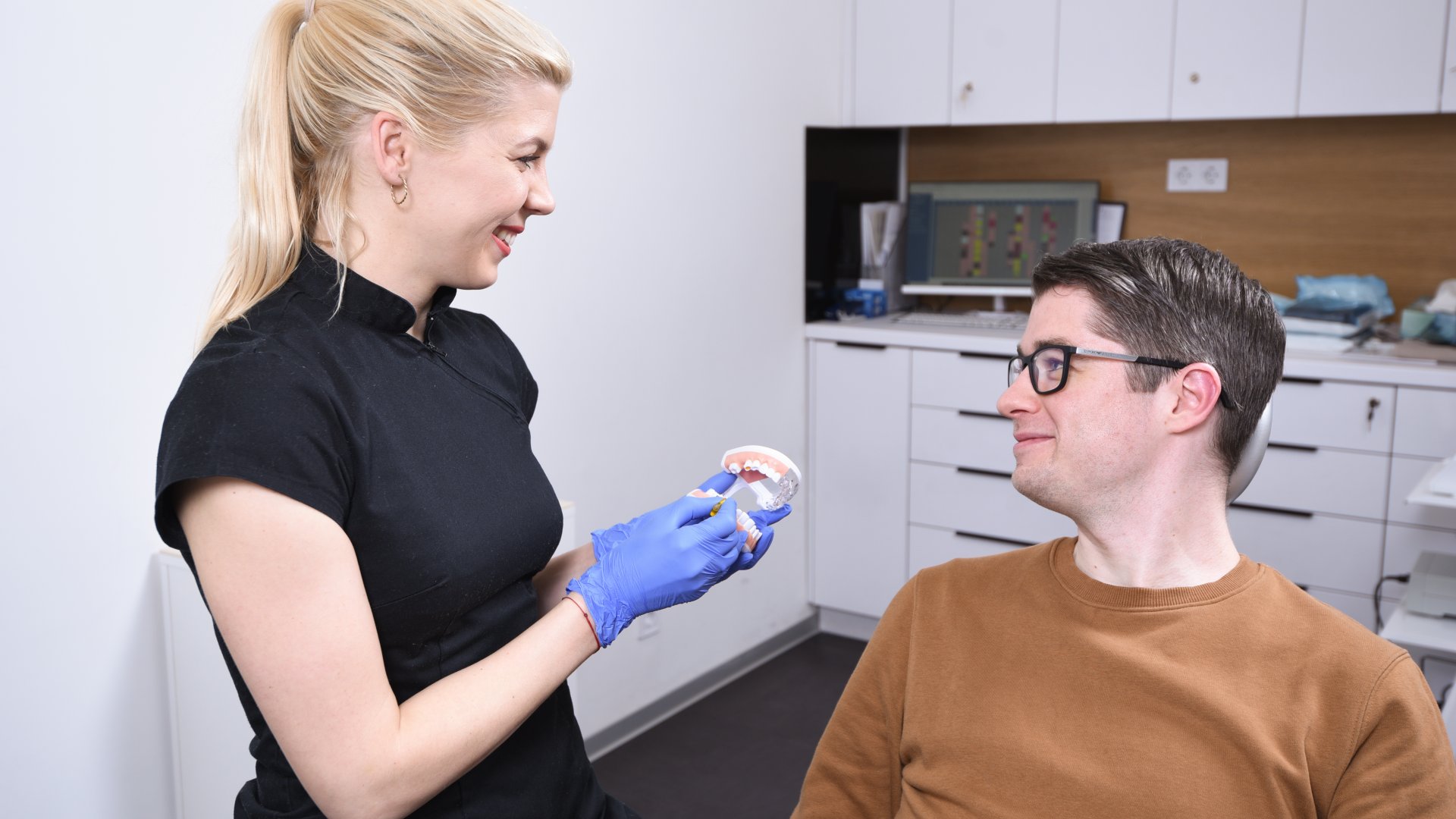 Mennyibe kerül pótoltatni fogait? Műfogsor árak a PureDentalnál