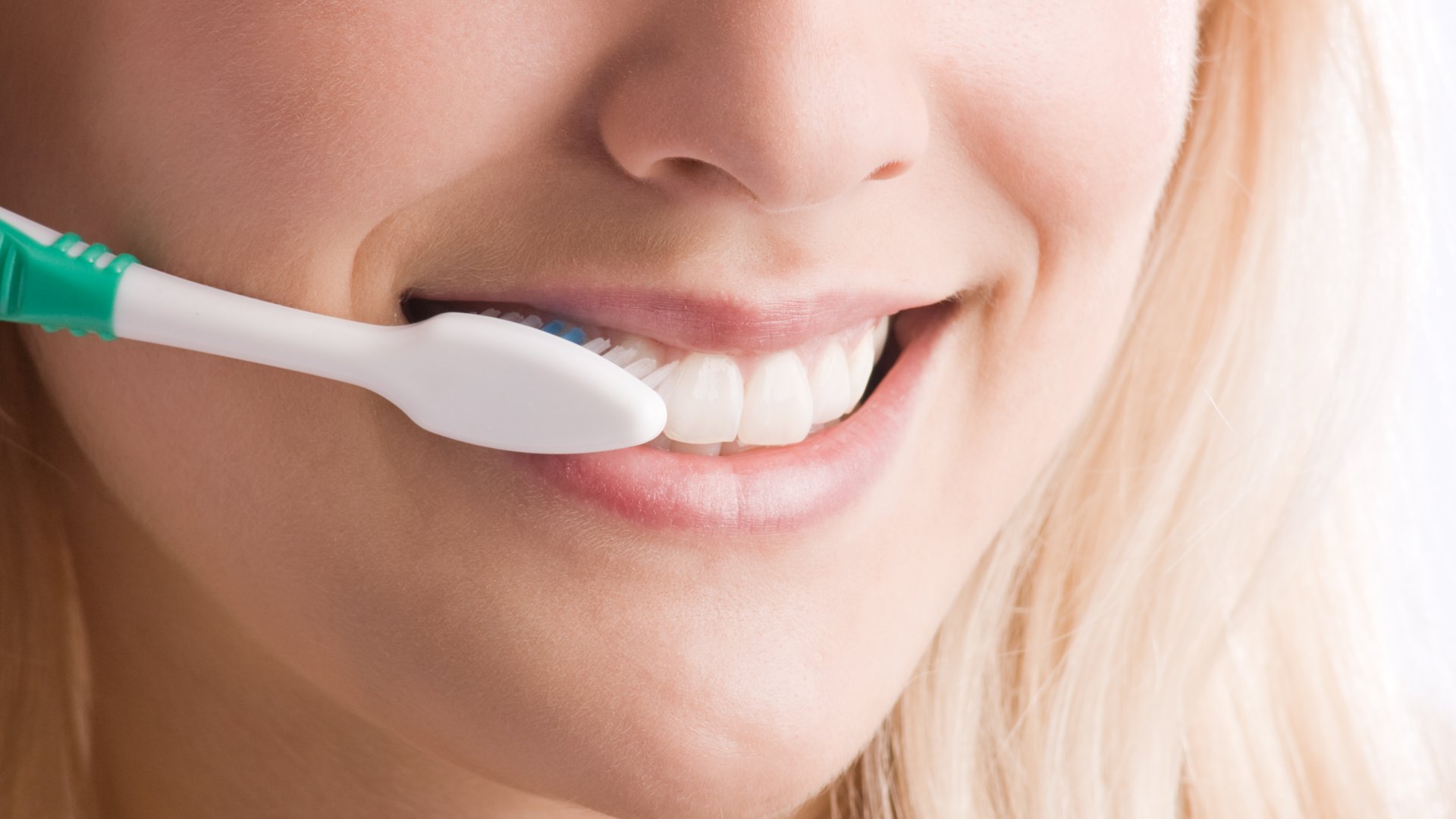 Túl erős dörzsölés fogmosáskor? Fogmosás: Ezért figyeljünk az erős dörzsölésre