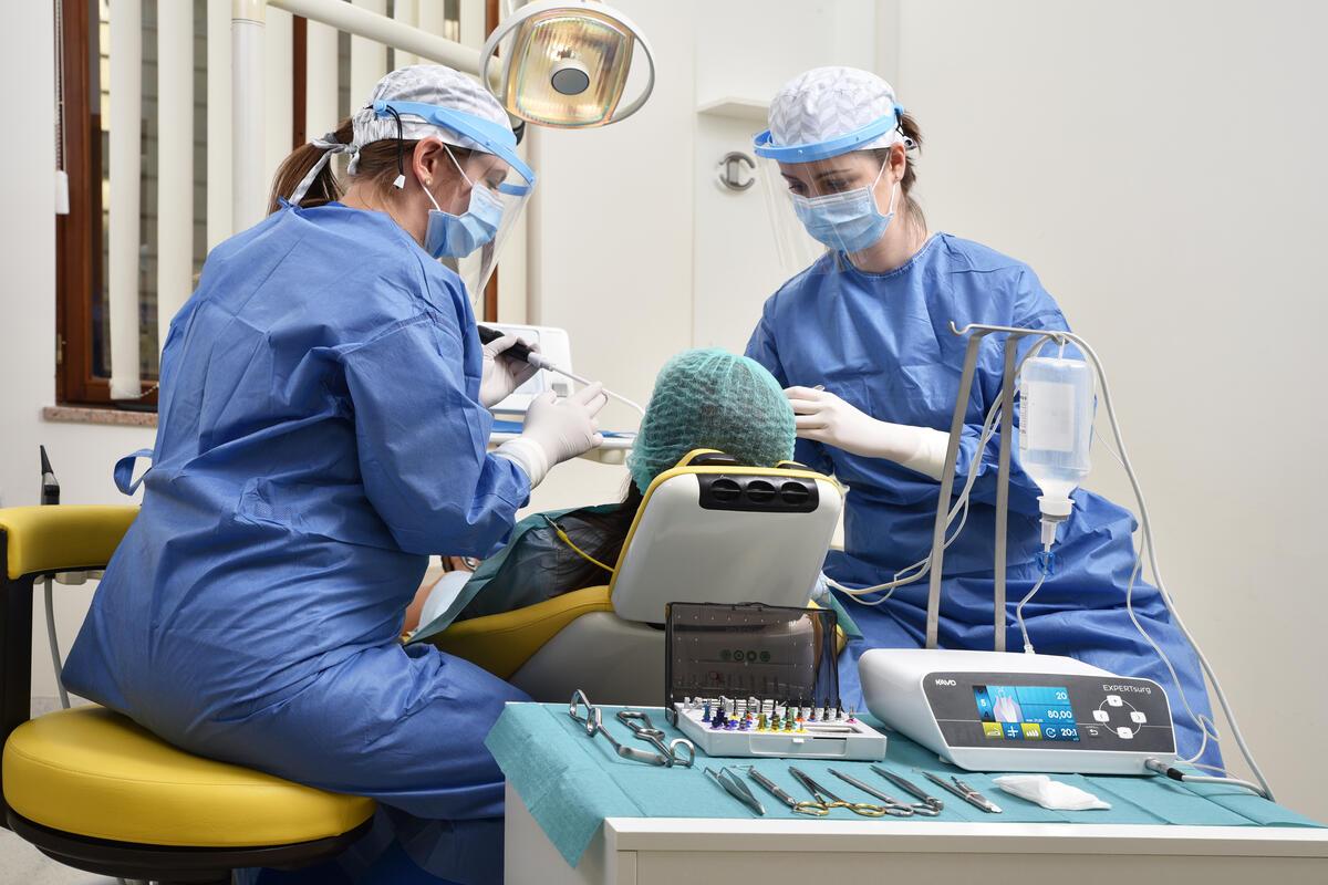 Amit a fogászati implantátumok típusairól és beültetéséréről tudni kell