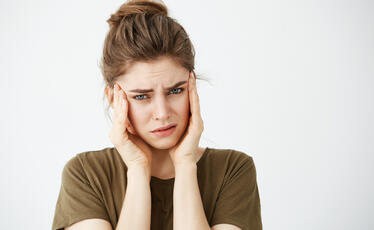 Állkapocs problémák és fejfájás: Hogyan függnek össze?
