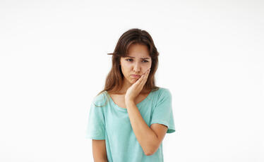 Milyen tünetekkel jár a fogideg gyulladás? Hogyan kezelhető?