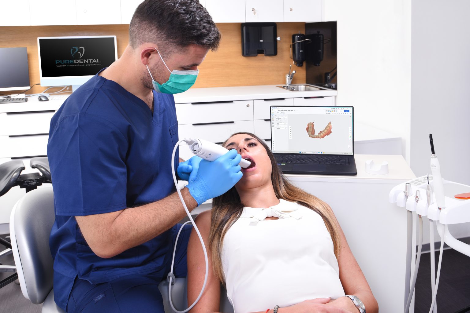 Digitális szájszkenner használata fogászati állapotfelmérés közben a PureDental rendelőjében
