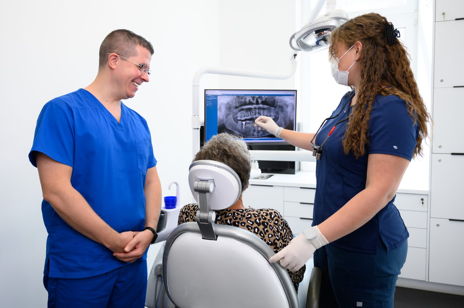 CBCT-felvétel megbeszélése a rendelőben a csontpótlás megtervezésekor