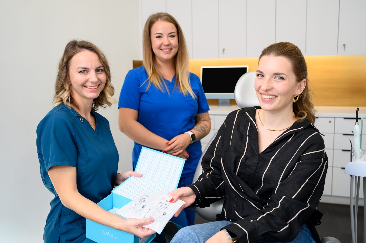 Die Dentalhygiene-Fachkraft übergibt dem Patienten die individuelle Aufhellungsschiene und das Aufhellungsgel