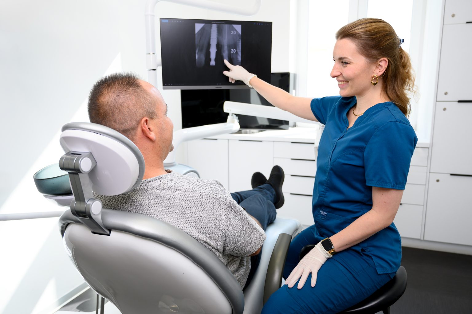 3D CBCT-felvétel átbeszélése a páciensünkkel a csontpótlás tervezéséhez