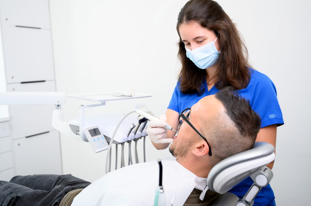 Dentálhigiénikus a fogfehérítést megelőző professzionális tisztítás közben