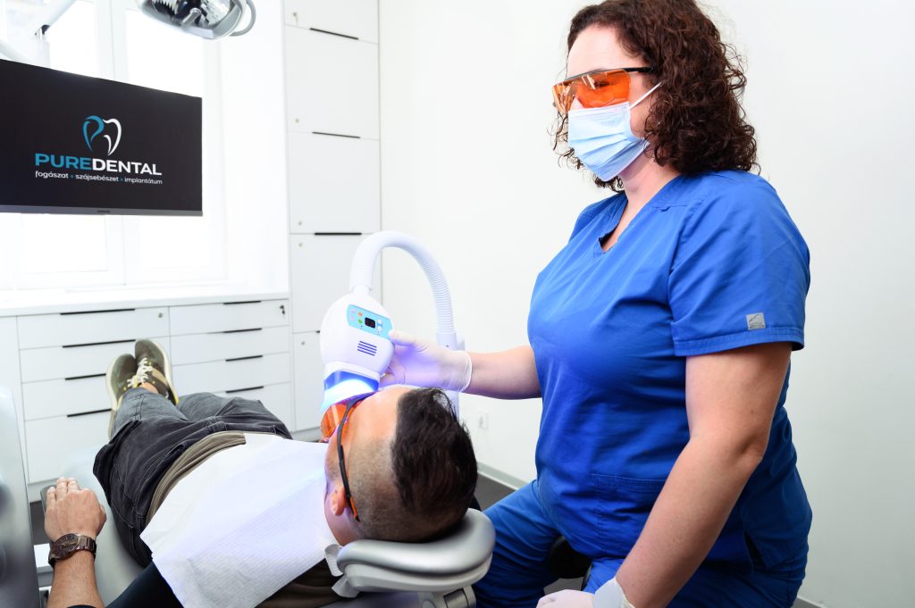 Rendelői fogfehérítés LED-lámpás aktiválással a PureDental budapesti rendelőjében