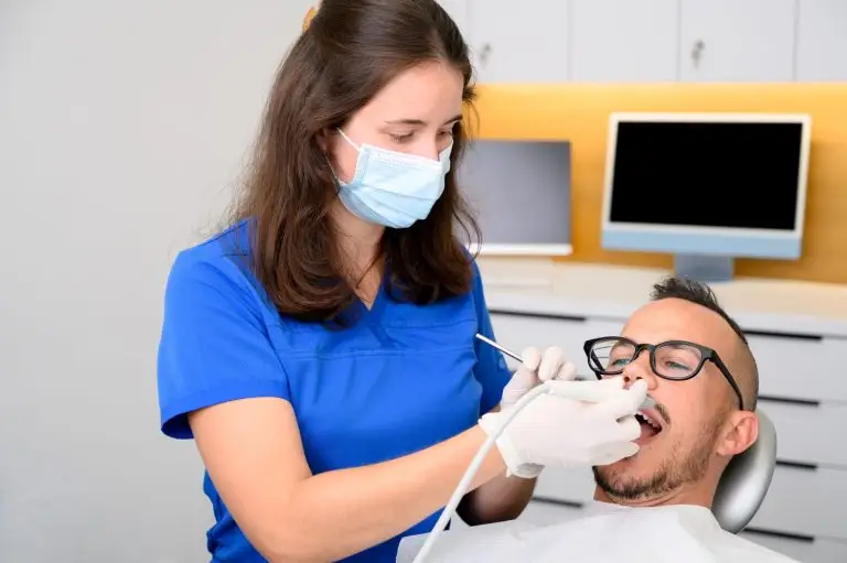 Fogkőeltávolítás a PureDental rendelőjében – fogászati szűrőcsomag